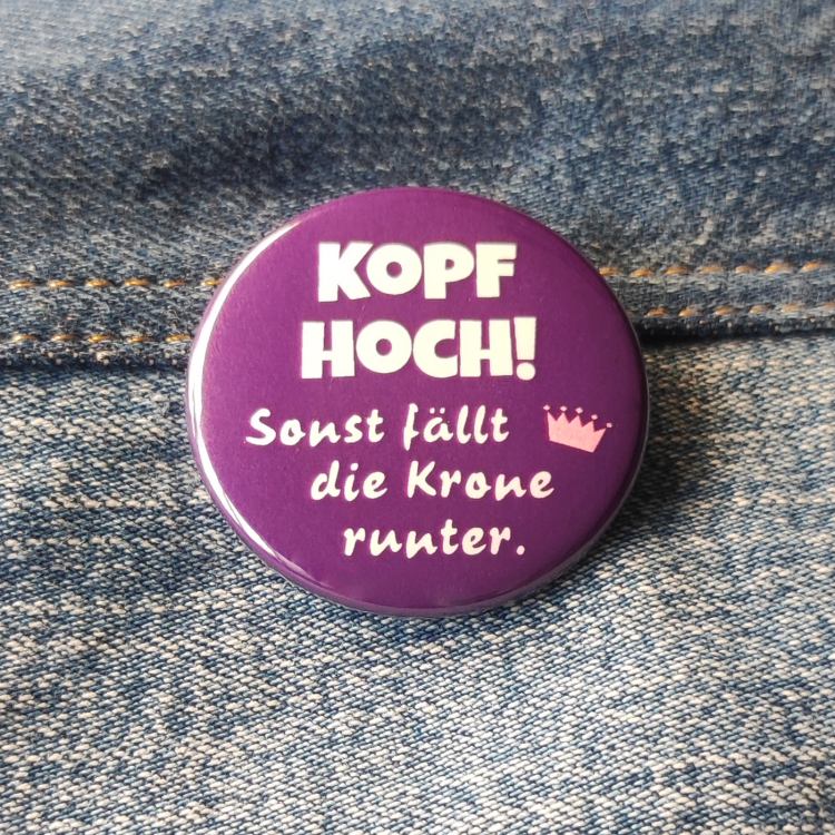 Ansteckbutton Kopf hoch, sonst fällt die Krone runter auf Jeans